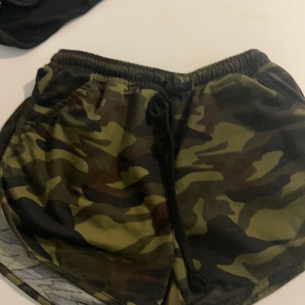 Women’s camo shorts medium